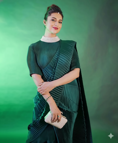 Green Saree Embroidered Neck Blouse With Belt