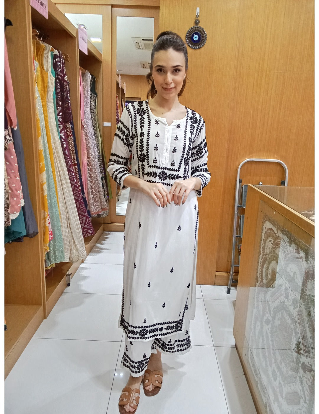 白色 &amp; 黑色 Chikankari Kurti 套装