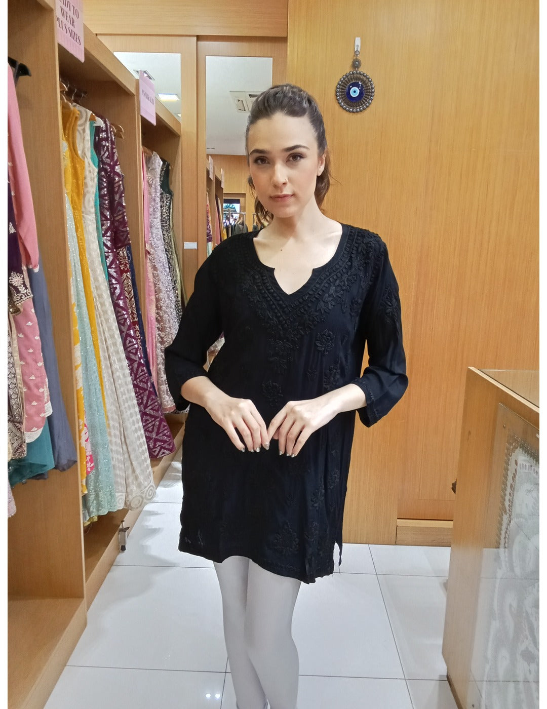 黑色 Chikankari 短款 Kurti