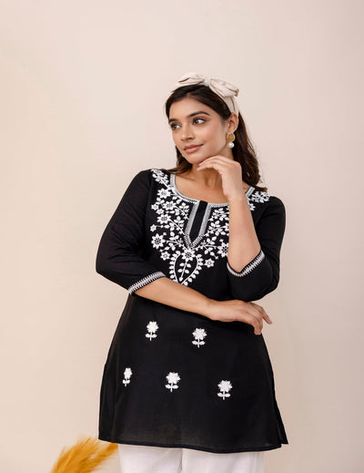 黑色 Chikankari 短款 Kurti