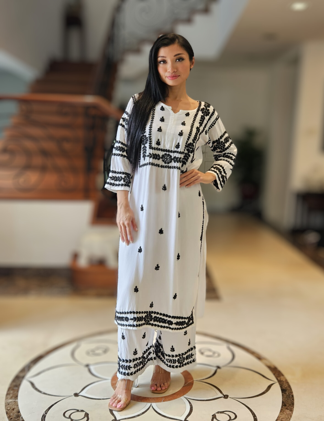 白色 &amp; 黑色 Chikankari Kurti 套装