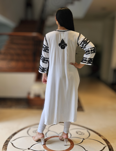 白色 &amp; 黑色 Chikankari Kurti 套装