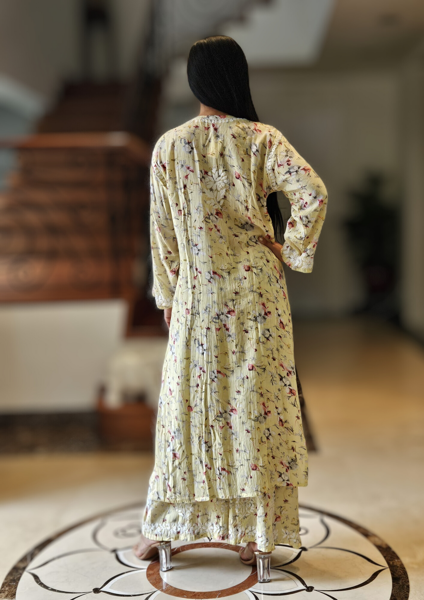 淡黄色 Chikankari Kurti 套装