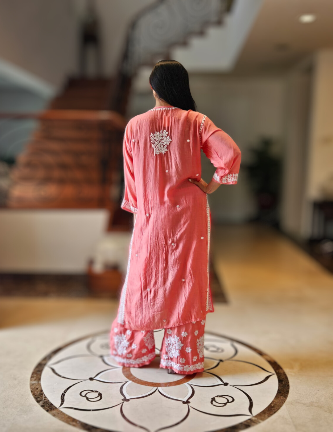 橙色 Chikankari Kurti 套装