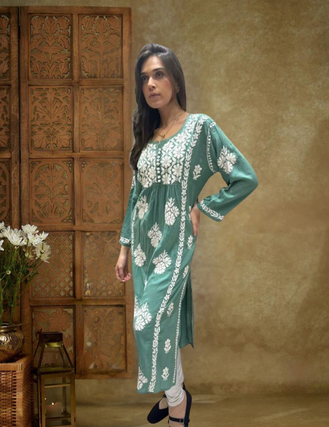 绿色 Chikankari Naira Cut Kurti