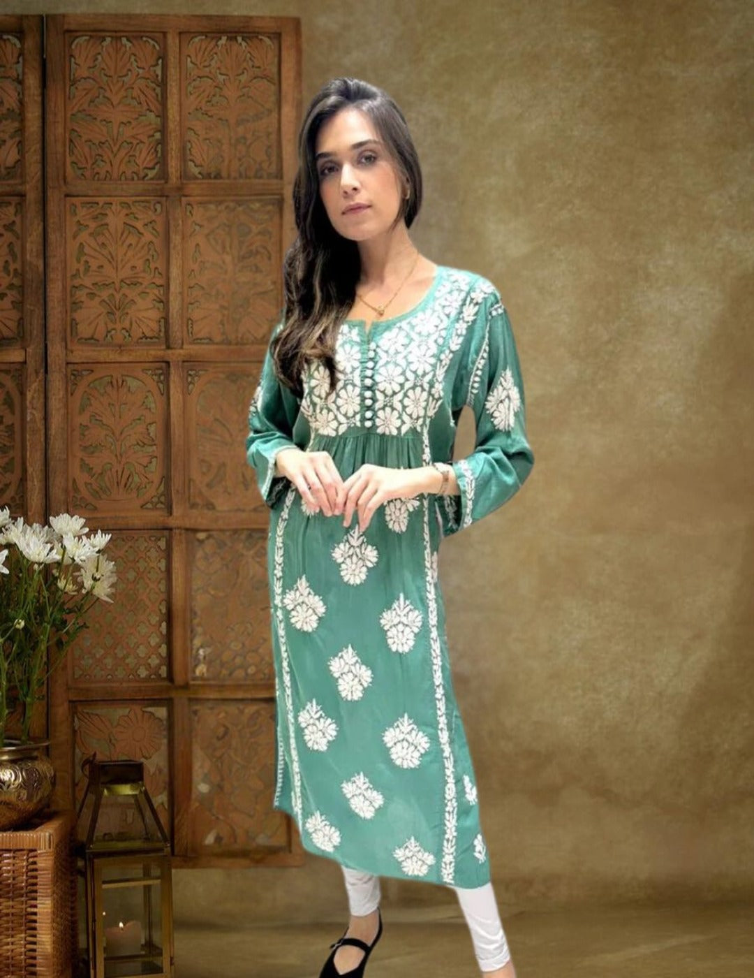 绿色 Chikankari Naira Cut Kurti